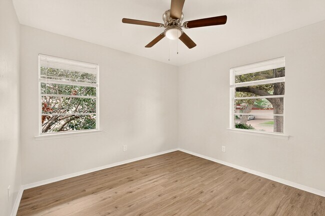 Building Photo - 802 Wisteria Way