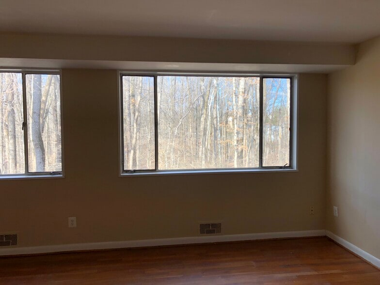 living room - 10500 Montrose Ave