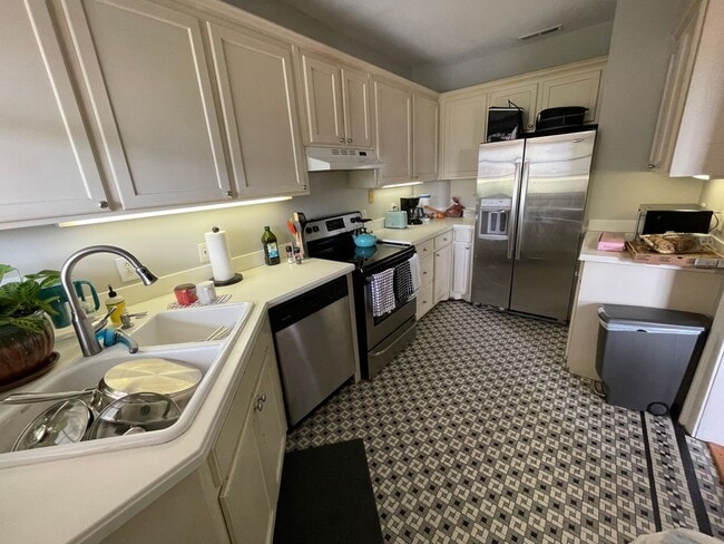 Building Photo - Spacious Three Bedroom Apartment on Calhoun Street