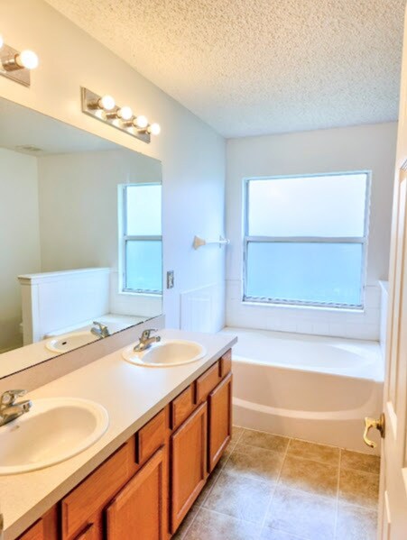 Building Photo - Welcome To the Dream Family 4 Bed and 2 Ba...