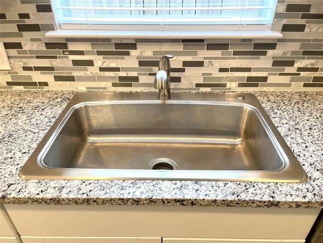 Building Photo - 703 Twin Oak Trail