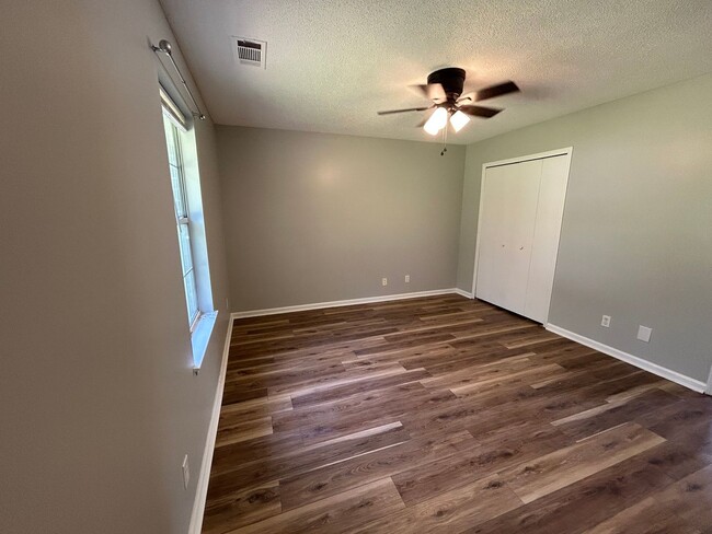 Building Photo - Adorable 3-bed 2-bath Home in Established ...