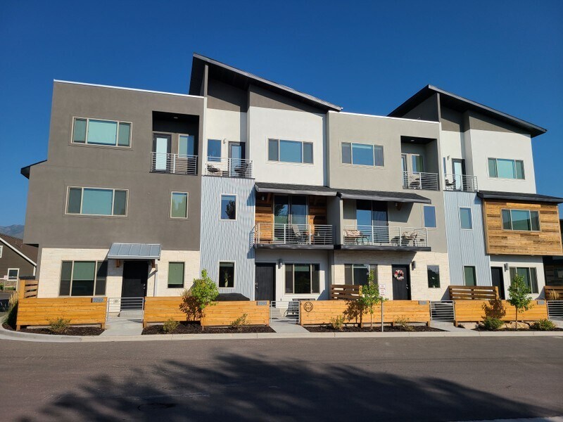Building Photo - 2242 525 W