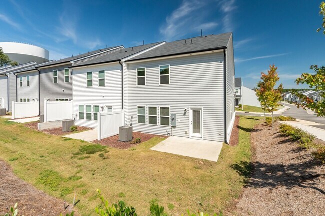 Building Photo - Gorgeous end-unit townhome near Brier Creek!