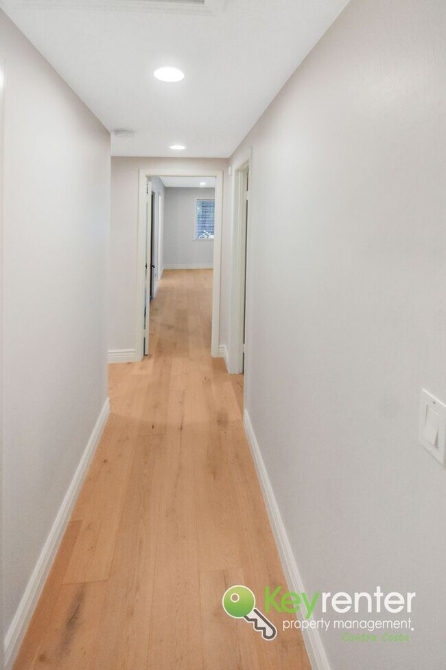 Building Photo - Beautiful 4 Bed / 3 Bath Bollinger Hills Home with Gorgeous Remodeled Kitchen!