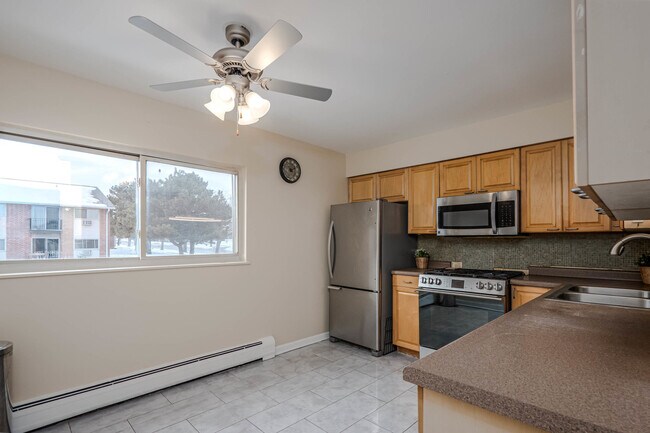 Building Photo - 685 E Fullerton Ave