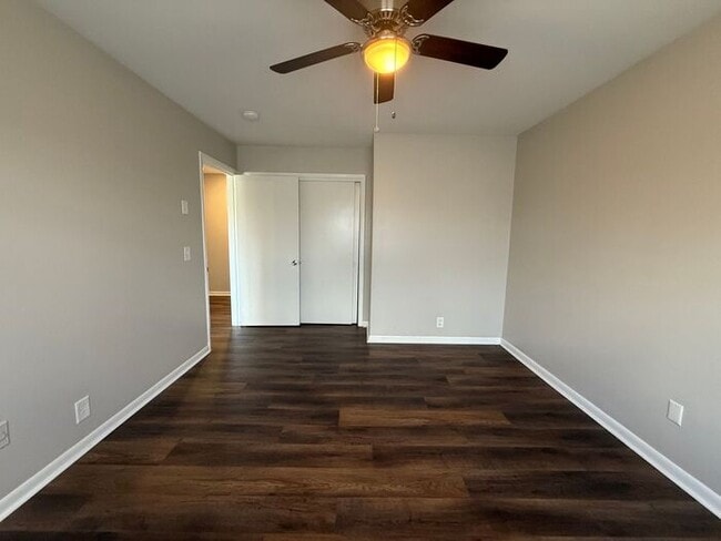 Building Photo - 2 Bedroom Unit was recently renovated. Liv...