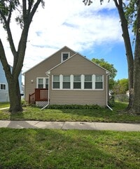 Building Photo - FOR RENT- 4 bed home on Hope Ave, Pets ok ...
