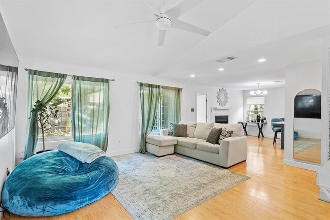 Building Photo - 722 Decker Prairie Dr