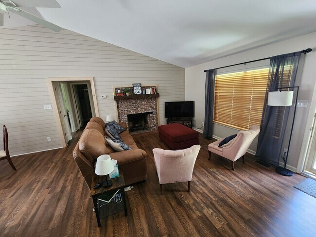 Building Photo - 3232 Fairoaks Dr
