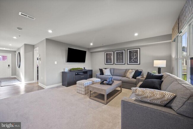 Building Photo - 171 WOODGATE Cir