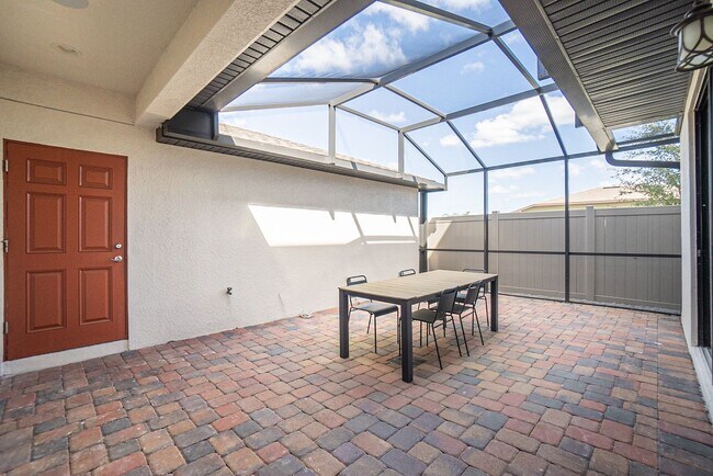 Building Photo - 3/2.5 Beautiful Model Townhome with Screened Courtyard & 2 Car Garage