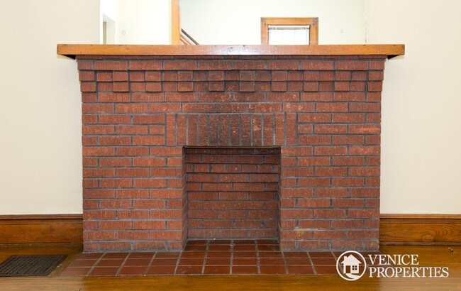 Building Photo - 103 W Norwich Ave