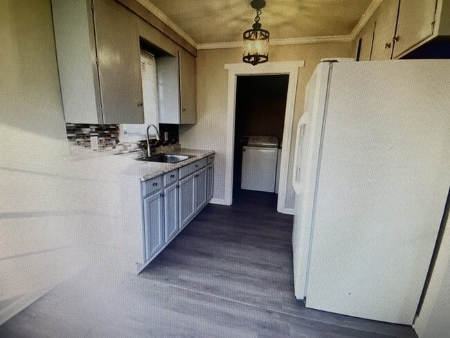 Building Photo - 3 bedroom 1 Bathroom
