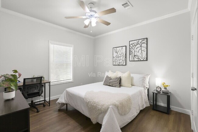 Building Photo - 1521 Preston St S