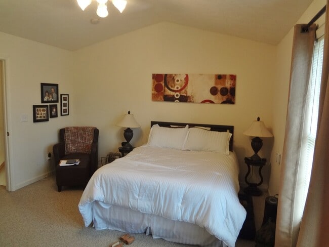 Building Photo - Handsome End Unit Townhouse in Taylor Springs