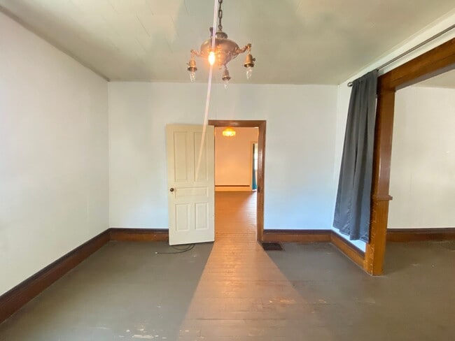 Building Photo - Coming Soon! Spacious 3 Bedroom, 1 Bath Ho...