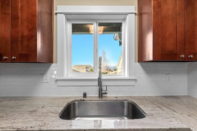 Building Photo - Gorgeous AIR CONDITIONED West Seattle Char...