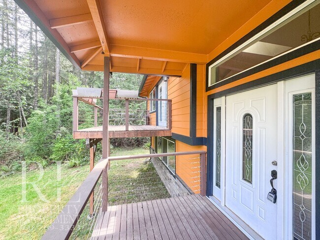 Building Photo - Bright & Spacious Split-Level Home with Gourmet Kitchen, Skylight & Expansive Yard