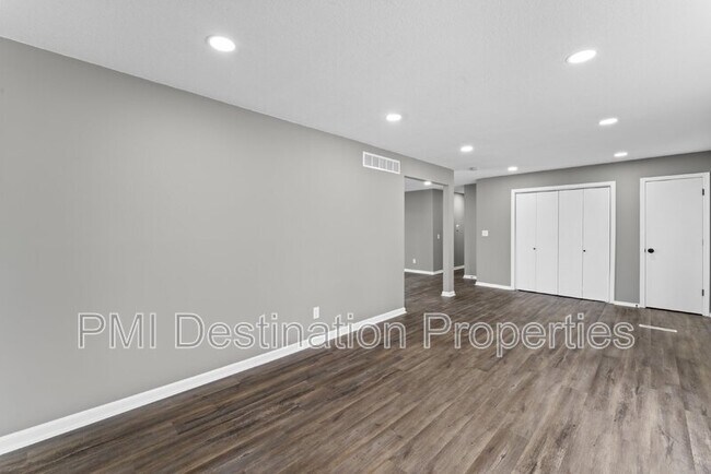 Building Photo - 2081 Willow Ln