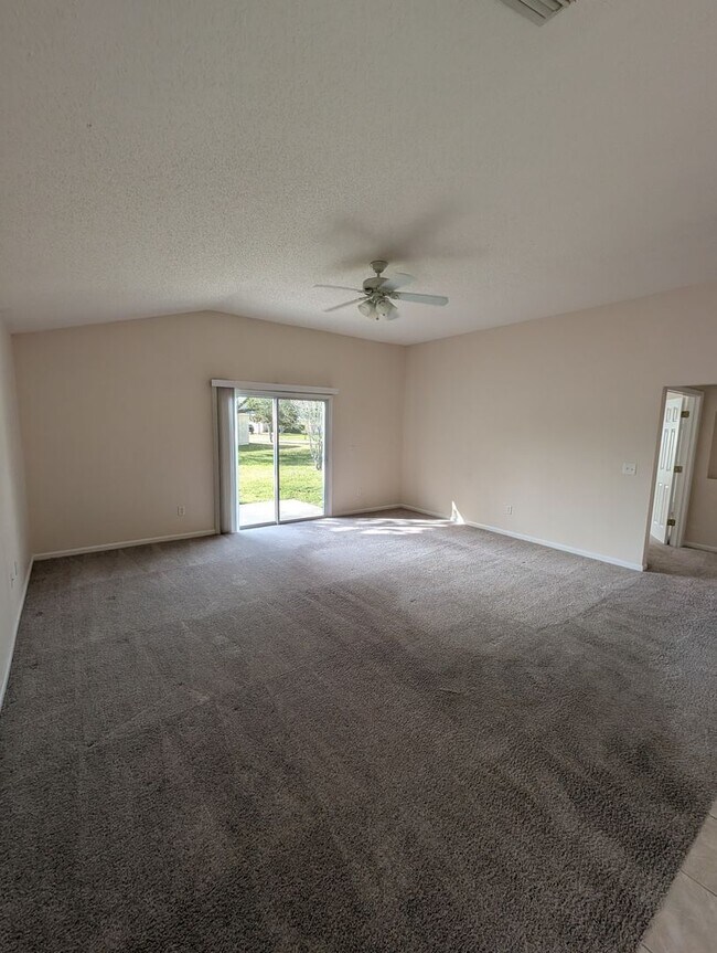 Building Photo - Great 4 Bedroom 2 Bath home in Heritage Park