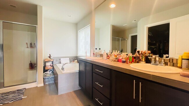 Building Photo - Spacious Corner 5 bed Single Family Home i...