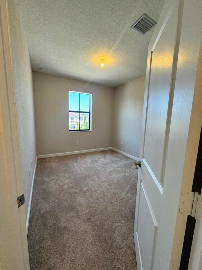 Building Photo - 5442 SW 14th Ct