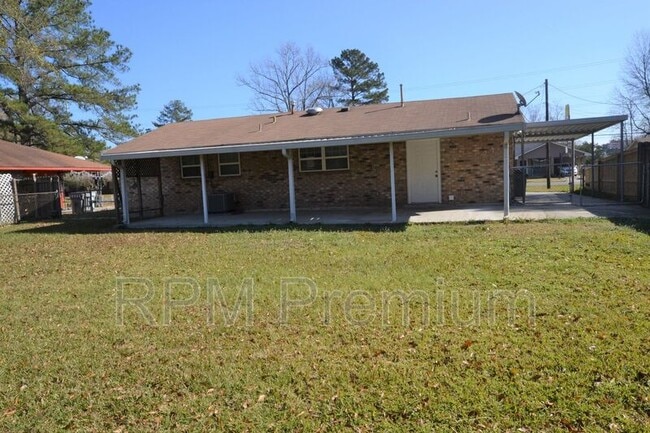 Building Photo - 209 Cypress Dr