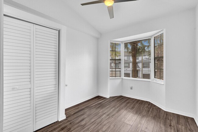 Building Photo - 725 SW 148th Ave