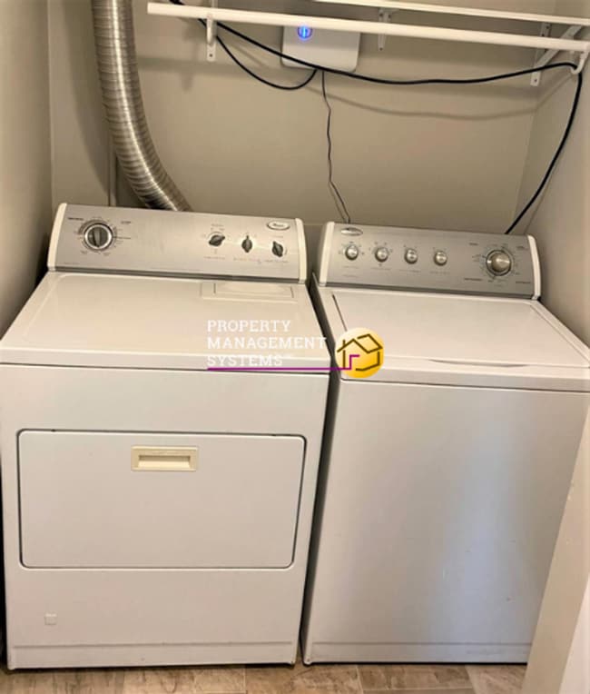 Building Photo - 2 Bedroom Salt Lake Duplex - All Utilities Included!