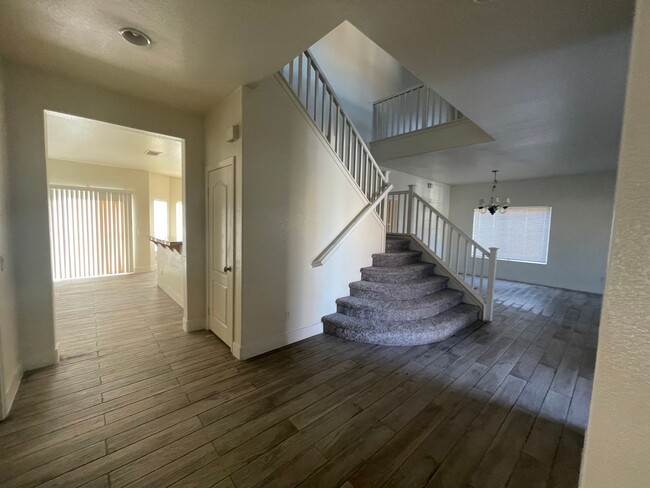 Building Photo - Victorville- Tanamera Home-  4 Bedrooms, 3...