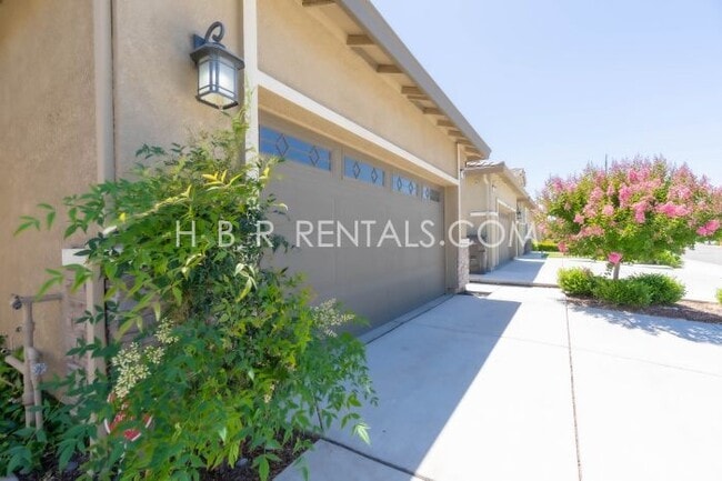 Building Photo - Spacious Elegance: 4-Bedroom with 3.5 Baths in Manteca