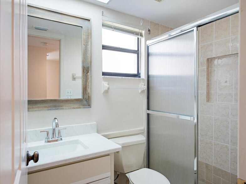 Building Photo - 513 Lake Louise Cir