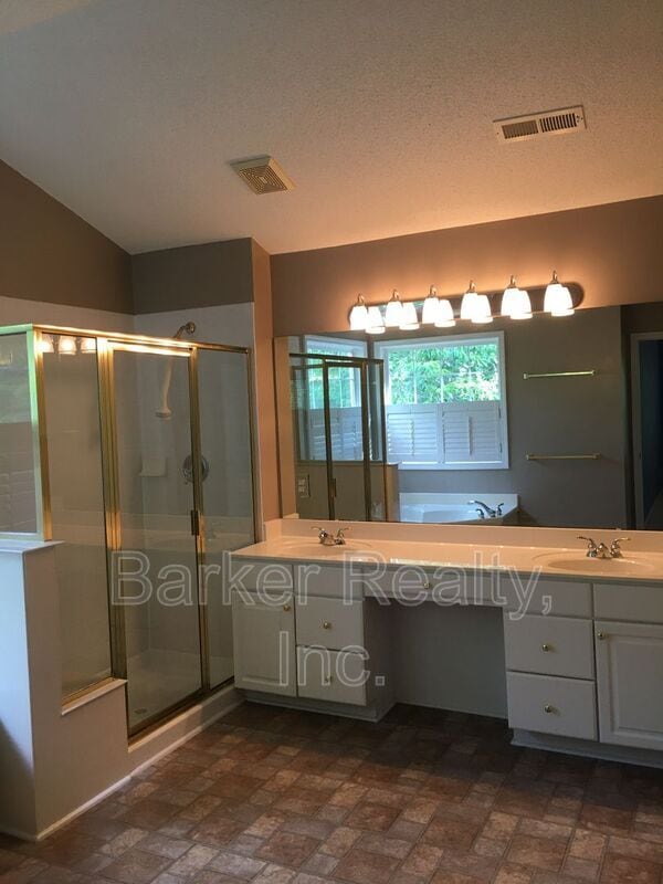 Building Photo - 2312 Colony Woods Dr