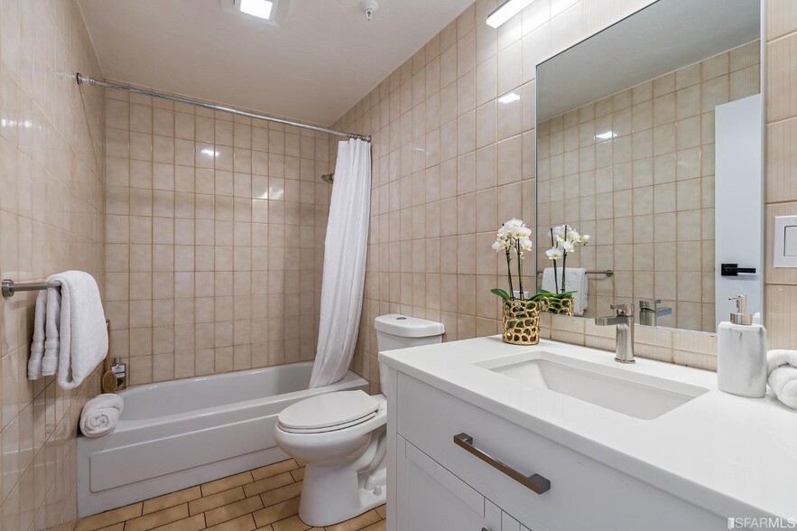 Lower suite bathroom - 2920 Buchanan St