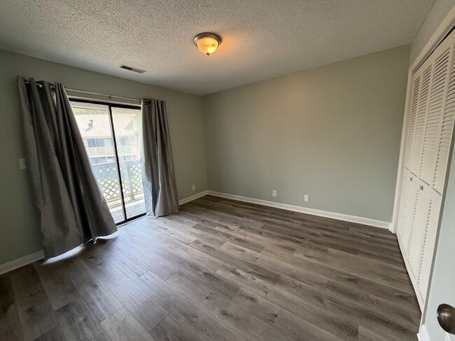 Building Photo - 4947-4947 7 Pine Cir