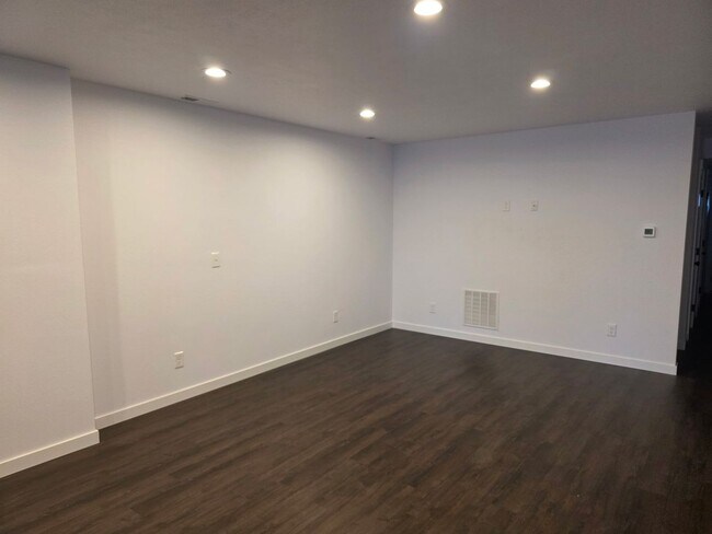 Building Photo - E. 38th Avenue Duplex&#39;s