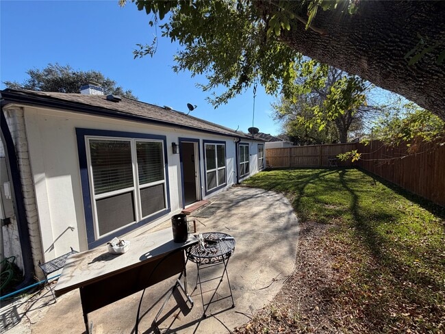 Building Photo - 2218 Round Lake Dr