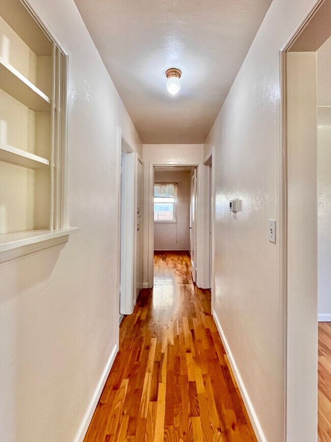 Building Photo - Cozy 2 bed 1 bath Home with Fenced Yard!