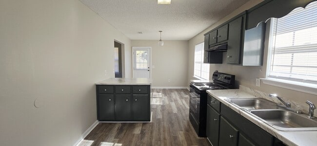 Building Photo - 1005 Lamar Ct