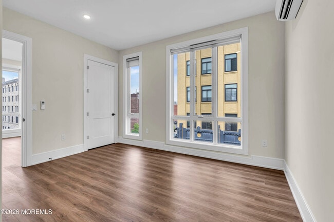 Building Photo - 527 Bangs Ave