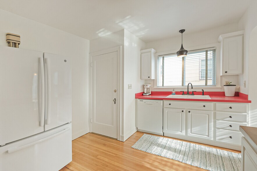 Building Photo - 2323 SE Pine St