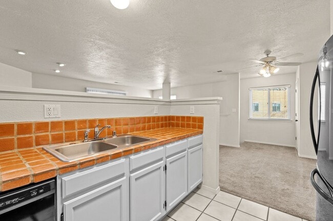 Building Photo - Foot Hills ! 2 bed/2 Bath home boasts beautiful views of the Mountains and the Lights of Albuquer...