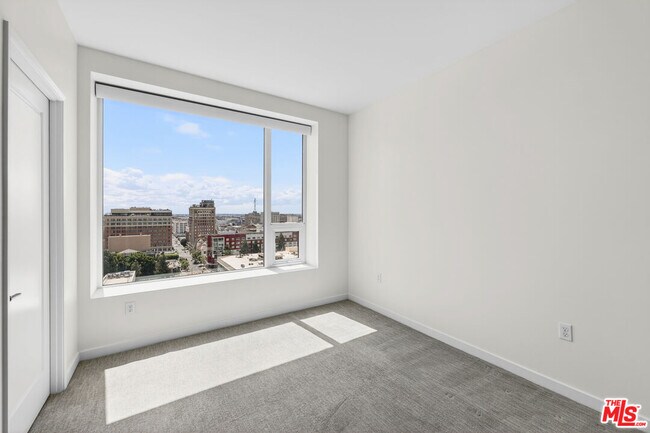 Building Photo - 1050 S Grand Ave