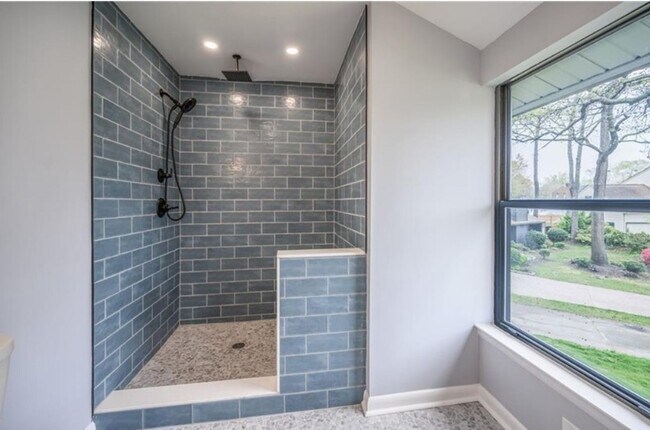 Building Photo - Fully renovated 4BR, 2.5BA home in the highly desired Great Neck Meadows!