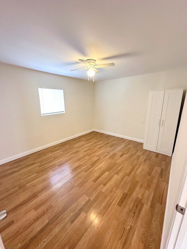 Building Photo - *UP TO 2 MONTHS FREE RENT* 5bd/1.5ba, Inqu...
