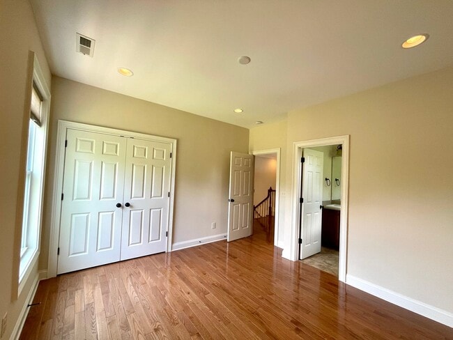 Building Photo - Large 5-bedroom house in Lake Hogan Farm near Chapel Hill schools!