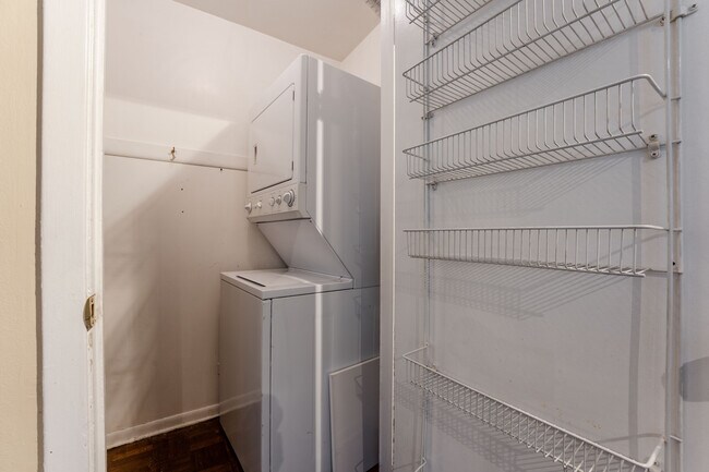 Building Photo - 715 W Diversey Pky