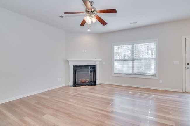 Building Photo - 3 Bedroom 2.5 Bath Townhouse