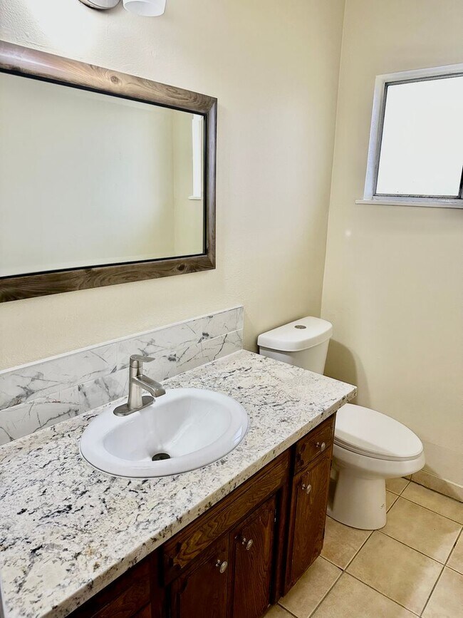 Building Photo - Spacious North Fresno 4/3 with Pool